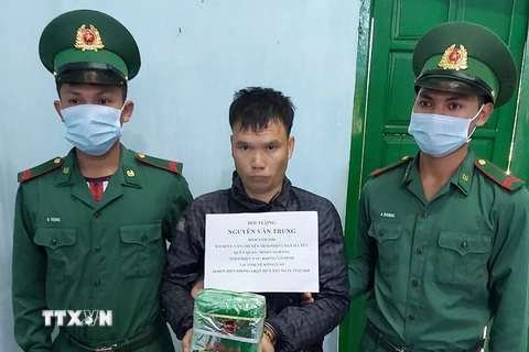 Đối tượng Nguyễn Văn Hùng bị lực lượng chức năng bắt giữ. (Ảnh: Cao Nguyên/TTXVN) 