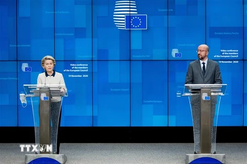 Chủ tịch Hội đồng châu Âu Charles Michel (phải) và Chủ tịch Ủy ban châu Âu Ursula von der Leyen. (Nguồn: THX/TTXVN) 