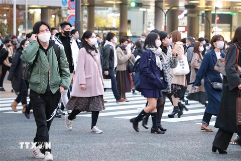 Người dân đeo khẩu trang phòng lây nhiễm COVID-19 tại Tokyo, Nhật Bản, ngày 12/12/2020. (Nguồn: THX/TTXVN) 
