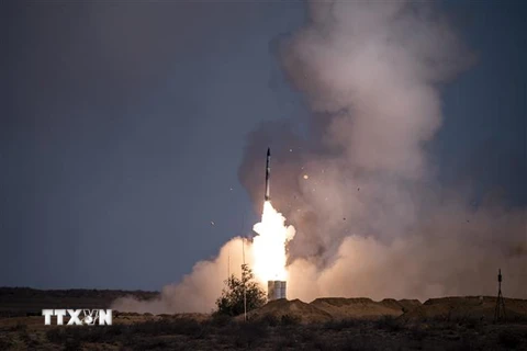 Tên lửa được phóng từ hệ thống S-400 của Nga tại căn cứ quân sự Ashuluk. (Nguồn: AFP/TTXVN) 