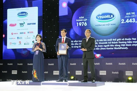 Đại diện Vinamilk nhận chứng nhận thương hiệu Việt Nam dẫn đầu 2020 của Tạp chí Forbes Việt Nam. (Ảnh: Mỹ Phương/TTXVN). 
