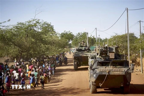 Binh sỹ Pháp làm nhiệm vụ trong chiến dịch Barkhane tại làng Gorom Gorom, phía bắc Burkina Faso. (Nguồn: AFP/TTXVN) 