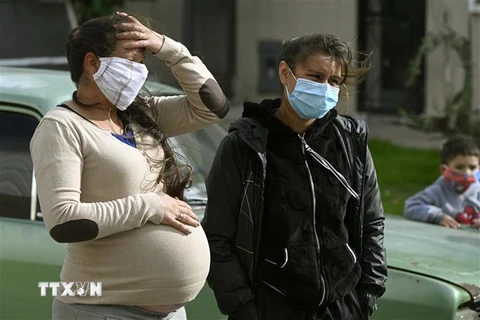 Một phụ nữ mang thai đeo khẩu trang phòng lây nhiễm COVID-19 tại Buenos Aires, Argentina,ngày 25/3/2020. (Nguồn: AFP/TTXVN) 