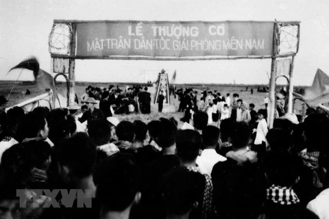 Hàng ngàn người dân tỉnh Kiến Phong míttinh và làm lễ thượng cờ chào mừng Mặt trận Dân tộc Giải phóng miền Nam Việt Nam ra đời. (Nguồn: TTXVN) 