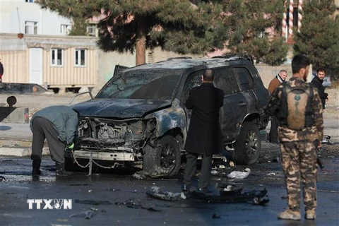 Lực lượng an ninh điều tra tại hiện trường một vụ đánh bom ở Kabul, Afghanistan. (Nguồn: THX/TTXVN) 