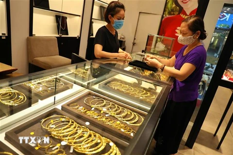 Giao dịch vàng tại Công ty Vàng bạc Đá quý Phú Quý tại phố Trần Nhân Tông (Hà Nội). (Ảnh: Danh Lam/TTXVN) 