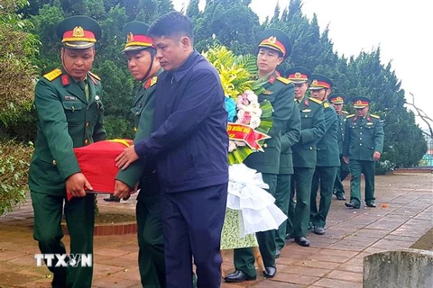 Lễ an táng hài cốt liệt sỹ tại Nghĩa trang Liệt sỹ huyện Hướng Hóa. (Ảnh: Hồ Cầu/TTXVN) 