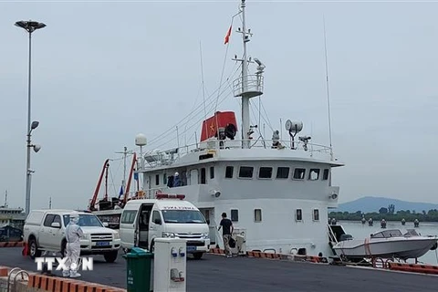 Trung tâm Y tế dự phòng tỉnh Bà Rịa-Vũng Tàu thực hiện test nhanh COVID-19 đối với 11 thuyền viên tàu Xin Hong tại cầu cảng Trung tâm Phối hợp tìm kiếm, cứu nạn Hàng hải khu vực III. (Ảnh: Huỳnh Phúc Sơn/TTXVN) 
