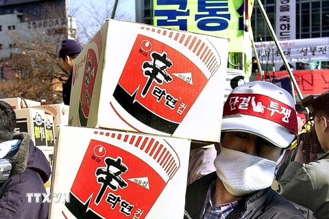 Vận chuyển mỳ ăn liền tại Seoul, Hàn Quốc. (Nguồn: AFP/TTXVN) 