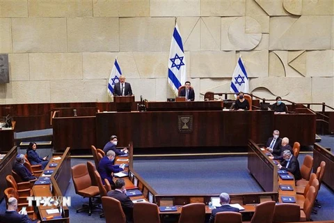 Lãnh đạo đảng Xanh-Trắng kiêm Bộ trưởng Quốc phòng Israel Benny Gantz (trái, trên) phát biểu tại phiên họp Quốc hội ở Jerusalem ngày 17/5/2020. (Nguồn: AFP/TTXVN) 