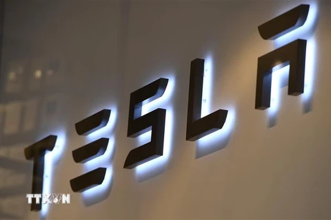 Biểu tượng Tesla tại Brussels, Bỉ. (Nguồn: AFP/TTXVN) 