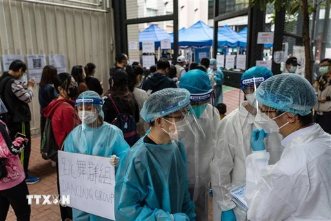 Bên ngoài một trung tâm xét nghiệm COVID-19 tại Hong Kong, Trung Quốc. (Nguồn: Bloomberg/TTXVN) 