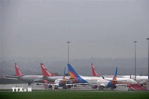 Máy bay đỗ tại sân bay Leeds Bradford, Anh ngày 16/8/2020. (Nguồn: AFP/TTXVN) 