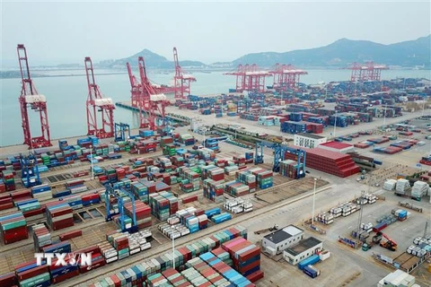 Hàng hóa xếp tại Liên Vân Cảng, tỉnh Giang Tô, Trung Quốc. (Nguồn: AFP/TTXVN) 