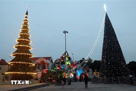 Hai cây thông Noel cỡ lớn được trang hoàng tại Vương cung thánh đường Đức Mẹ Phú Nhai (xã Xuân Phương, huyện Xuân Trường). (Ảnh: Văn Đạt/TTXVN) 