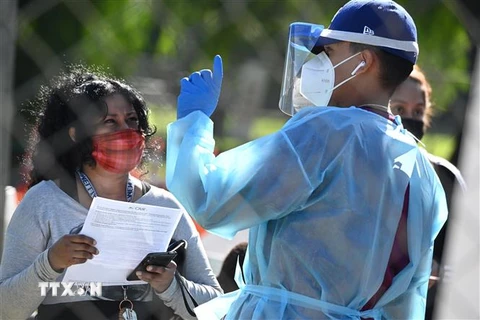 Nhân viên y tế hướng dẫn người dân tại điểm xét nghiệm COVID-19 ở San Fernando, California, Mỹ, ngày 24/11/2020. (Nguồn: AFP/TTXVN) 