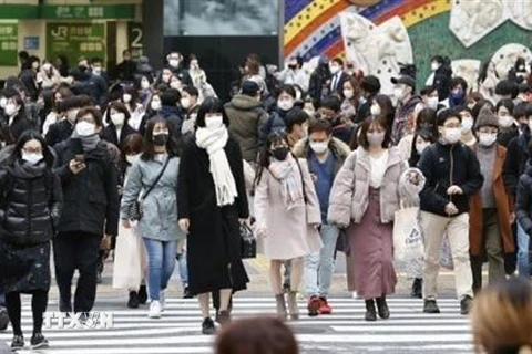 Người dân đeo khẩu trang phòng dịch COVID-19 tại Tokyo, Nhật Bản ngày 24/12/2020. (Nguồn: Kyodo/TTXVN) 