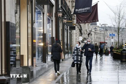 Người dân đeo khẩu trang phòng dịch COVID-19 khi đi trên đường phố tại London, Anh ngày 21/12/2020. (Nguồn: THX/TTXVN) 