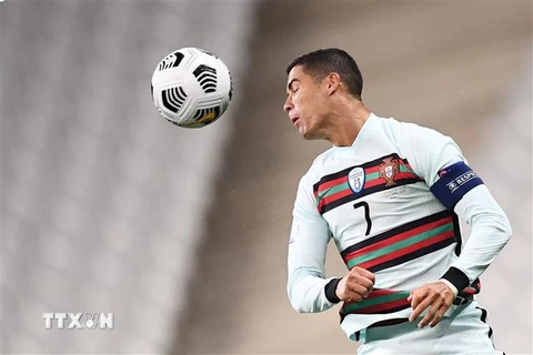 Tiền đạo Cristiano Ronaldo chơi bóng trong trận Bồ Đào Nha gặp Pháp trong khuôn khổ giải Nation League ở Saint-Denis, ngoại ô Paris ngày 11/10/2020. (Nguồn: AFP/TTXVN) 