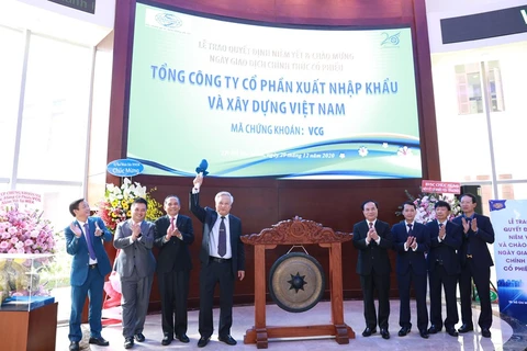 Ông Đào Ngọc Thanh, Chủ tịch Hội đồng Quản trị Vinaconex, hoàn thành nghi thức đánh cồng chiêng phiên giao dịch đầu của VCG tại HoSE. (Ảnh: Thu Hằng/TTXVN) 