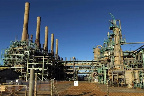 Một cơ sở khai thác dầu tại thị trấn Ras Lanuf, Libya. (Ảnh: AFP/TTXVN) 