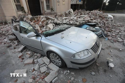 Các phương tiện bị phá hủy tại hiện trường đổ nát sau trận động đất ở thành phố Sisak, Croatia ngày 29/12/2020. (Nguồn: THX/TTXVN) 