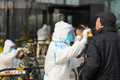 Nhân viên y tế lấy mẫu xét nghiệm COVID-19 tại Bắc Kinh, Trung Quốc, ngày 26/12/2020. (Nguồn: THX/TTXVN) 