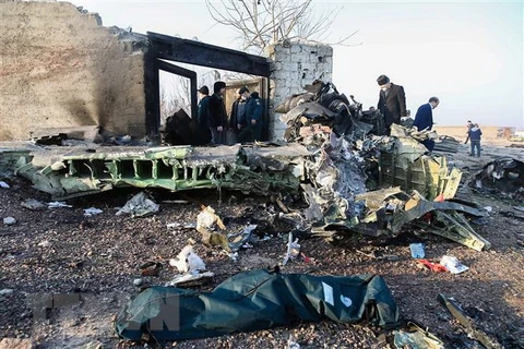 Hiện trường vụ rơi máy bay của Hãng hàng không quốc tế Ukraine gần sân bay Imam Khomeini ở Tehran, Iran, ngày 8/1/2020. (Ảnh: AFP/TTXVN) 