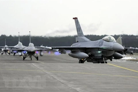 Máy bay chiến đấu F-16 của Không lực Mỹ chuẩn bị cất cánh tại căn cứ không quân Misawa, Nhật Bản. (Nguồn: AFP/TTXVN) 