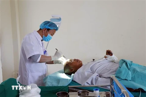 Bác sỹ kiểm tra vết mổ cho bệnh nhân sau phẫu thuật sọ não tại Bệnh viện đa khoa huyện Mộc Châu, tỉnh Sơn La. (Ảnh: Hữu Quyết/TTXVN) 