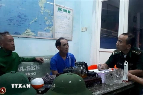 Các ngư dân bị nạn tại Đồn Biên phòng Phước Lộc, thị xã La Gi, Bình Thuận. (Nguồn: TTXVN phát) 