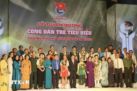 Lãnh đạo Thành phố cùng các gương công dân trẻ tiêu biểu được vinh danh tại chương trình. (Ảnh: Hồng Giang/TTXVN) 