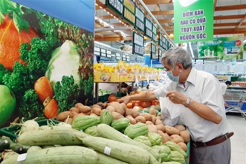 Khách hàng mua rau, củ quả tại một siêu thị ở Thành phố Hồ Chí Minh. (Nguồn: TTXVN phát) 