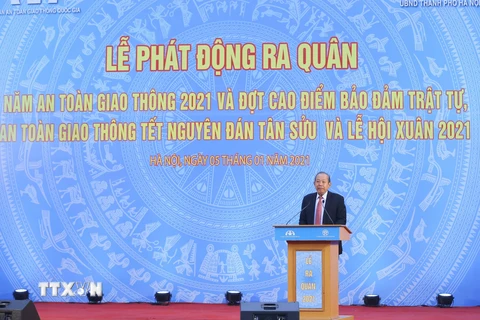 Phó Thủ tướng Thường trực Chính phủ Trương Hòa Bình phát động Năm An toàn giao thông 2021. (Ảnh: Doãn Tấn/TTXVN) 