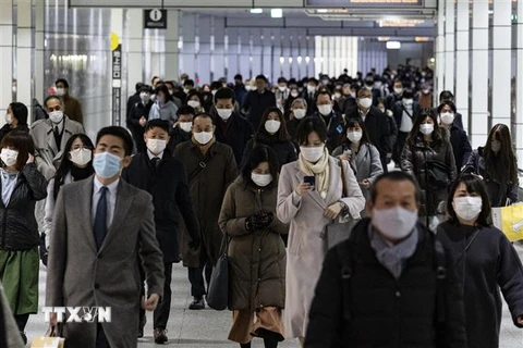 Người dân đeo khẩu trang phòng dịch COVID-19 tại Tokyo, Nhật Bản ngày 4/1/2021. (Nguồn: AFP/TTXVN) 
