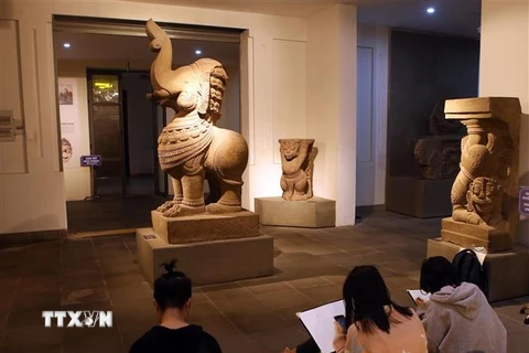 Sinh viên tham quan tìm hiểu về các Bảo vật Quốc gia đang được trưng bày tại Bảo tàng Điêu khắc Chăm (Đà Nẵng). (Ảnh: Trần Lê Lâm/TTXVN) 