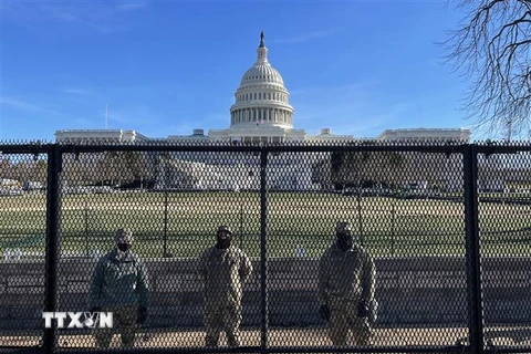 Lực lượng vệ binh quốc gia Mỹ gác tại khu vực tòa nhà Quốc hội ở Washington, DC ngày 9/1/2021. (Nguồn: AFP/TTXVN) 