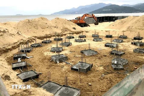 Chủ đầu tư triển khai thi công dự án Seasand trên bãi biển Quy Nhơn (Bình Định) không có giấy phép xây dựng. (Ảnh: Nguyên Linh/TTXVN) 
