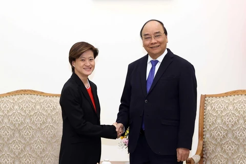 Thủ tướng Nguyễn Xuân Phúc tiếp Đại sứ Singapore Catherine Wong Siow Ping đến chào từ biệt nhân dịp kết thúc nhiệm kỳ công tác tại Việt Nam. (Ảnh: Thống Nhất/TTXVN) 