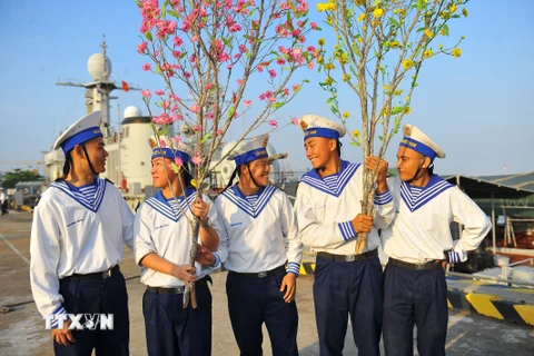 [Photo] Đoàn công tác Vùng 2 Hải quân chúc Tết Nhà giàn DK1 và Côn Đảo