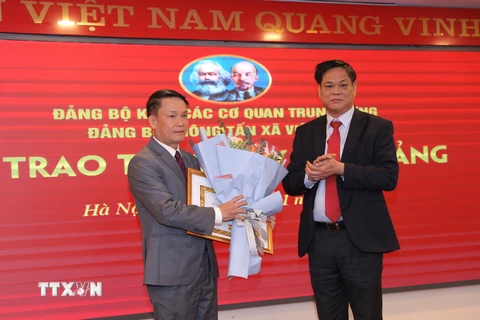 Tổng Giám đốc TTXVN Nguyễn Đức Lợi nhận Huy hiệu 30 năm tuổi Đảng