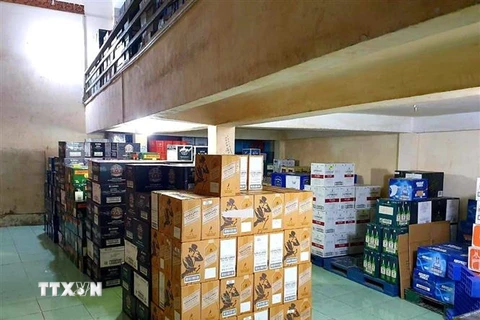 Hàng chục thùng rượu ngoại nhập lậu bị phát hiện tại kho hàng của Công ty Đại Lợi. (Nguồn: TTXVN phát) 