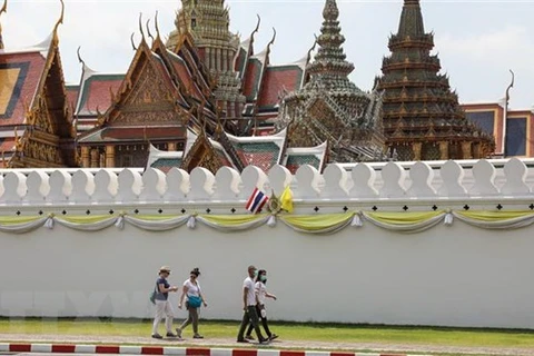 Du khách tham quan bên ngoài Hoàng cung Thái Lan ở Bangkok. (Nguồn: THX/TTXVN) 