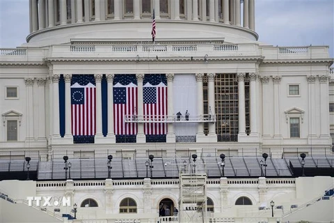 Treo cờ bên ngoài tòa nhà Quốc hội Mỹ ở Washington, DC chuẩn bị cho lễ nhậm chức của Tổng thống đắc cử Joe Biden, ngày 12/1/2021. (Nguồn: THX/TTXVN) 