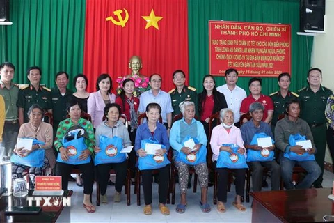 Đoàn công tác tặng quà cho người dân nghèo tại xã Thuận Bình, huyện Thuận Hóa, tỉnh Long An. (Ảnh: Xuân Khu/TTXVN) 