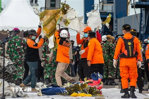 Lượng lượng tìm kiếm cứu nạn Indonesia chuyển các mảnh vỡ của chiếc máy bay xấu số thuộc hãng hàng không Sriwijaya Air tại Tanjung Priok, Jakarta ngày 11/1/2021. (Nguồn: THX/TTXVN) 