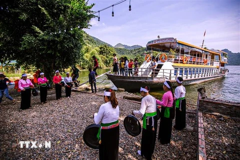 Tàu du lịch đưa du khách ghé thăm và trải nghiệm tại xóm Ké, xã Hiền Lương, Đà Bắc. (Ảnh: Trọng Đạt/TTXVN) 