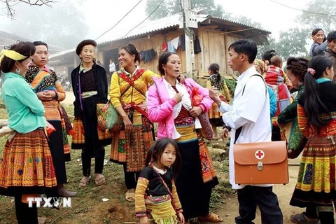 Nhân viên y tế tuyên truyền phòng bệnh cho người dân xã Làng Chếu, huyện Bắc Yên, tỉnh Sơn La. (Ảnh: Dương Ngọc/TTXVN) 