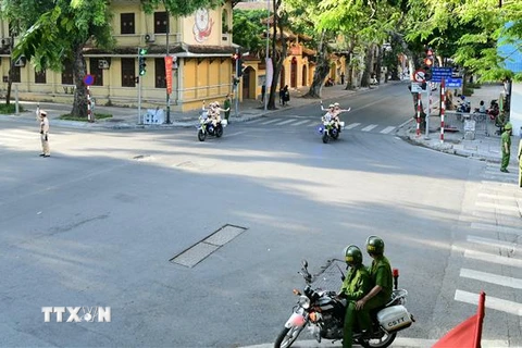 Lực lượng Cảnh sát giao thông của Cục Cảnh sát giao thông triển khai phân luồng giao thông từ xa, phòng ngừa ùn tắc giao thông phục vụ Đại hội Đại biểu toàn quốc lần thứ XIII của Đảng trên tuyến phố của Hà Nội. (Nguồn: TTXVN phát) 