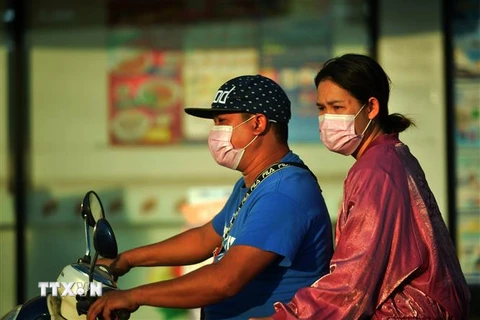Người dân đeo khẩu trang phòng lây nhiễm COVID-19 tại Bangkok, Thái Lan, ngày 11/1/2021. (Nguồn: THX/TTXVN) 